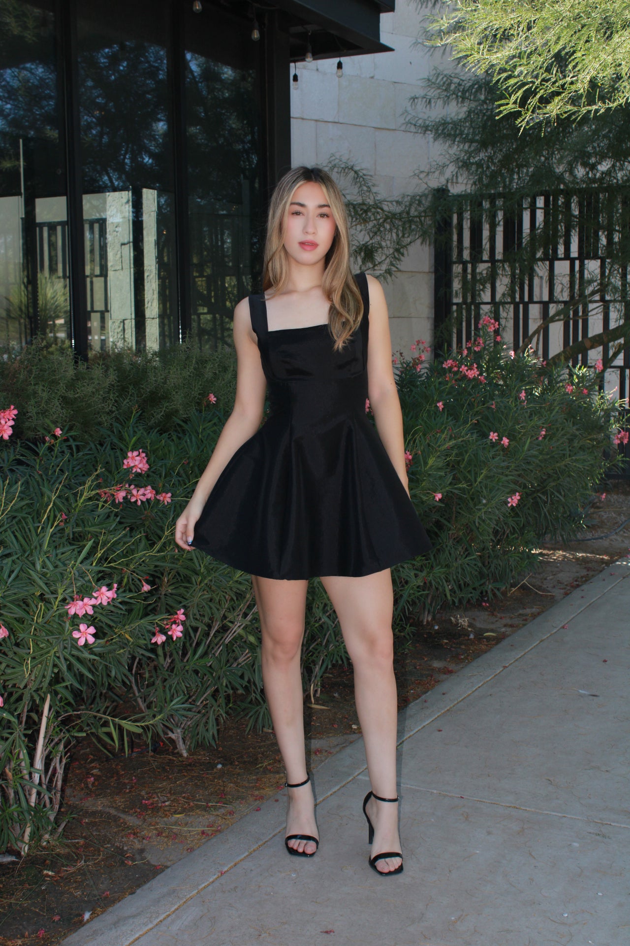 Vestido negro, corto con vuelo. #11526