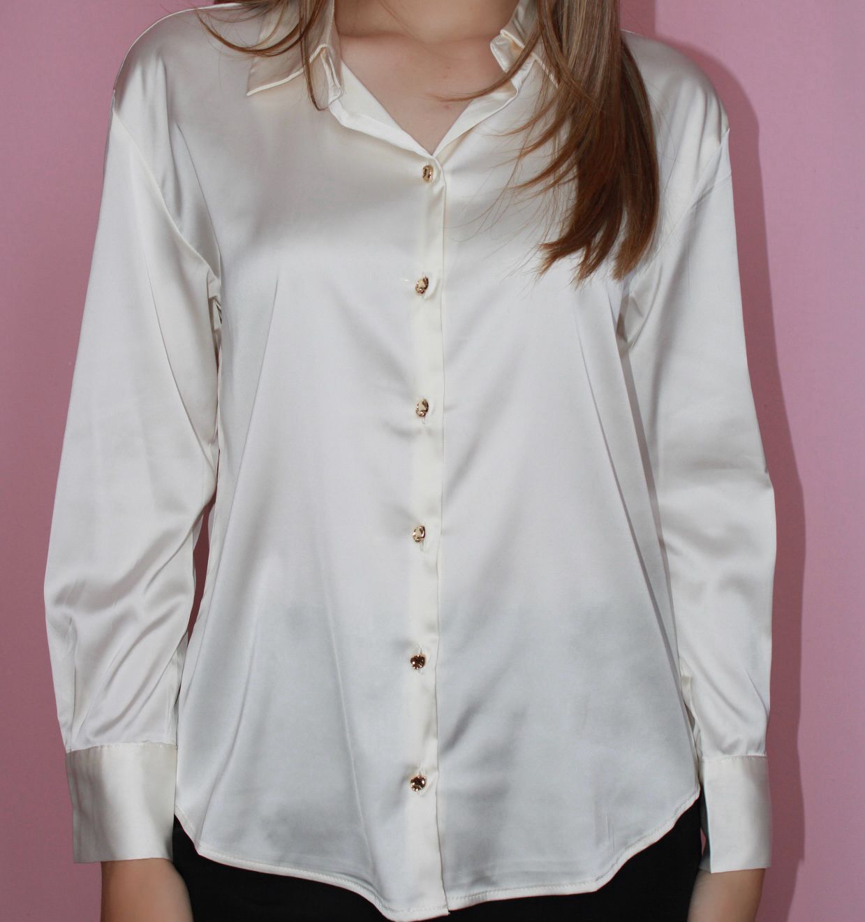 Blusa ivory satinada de botones dorado manga larga #11785