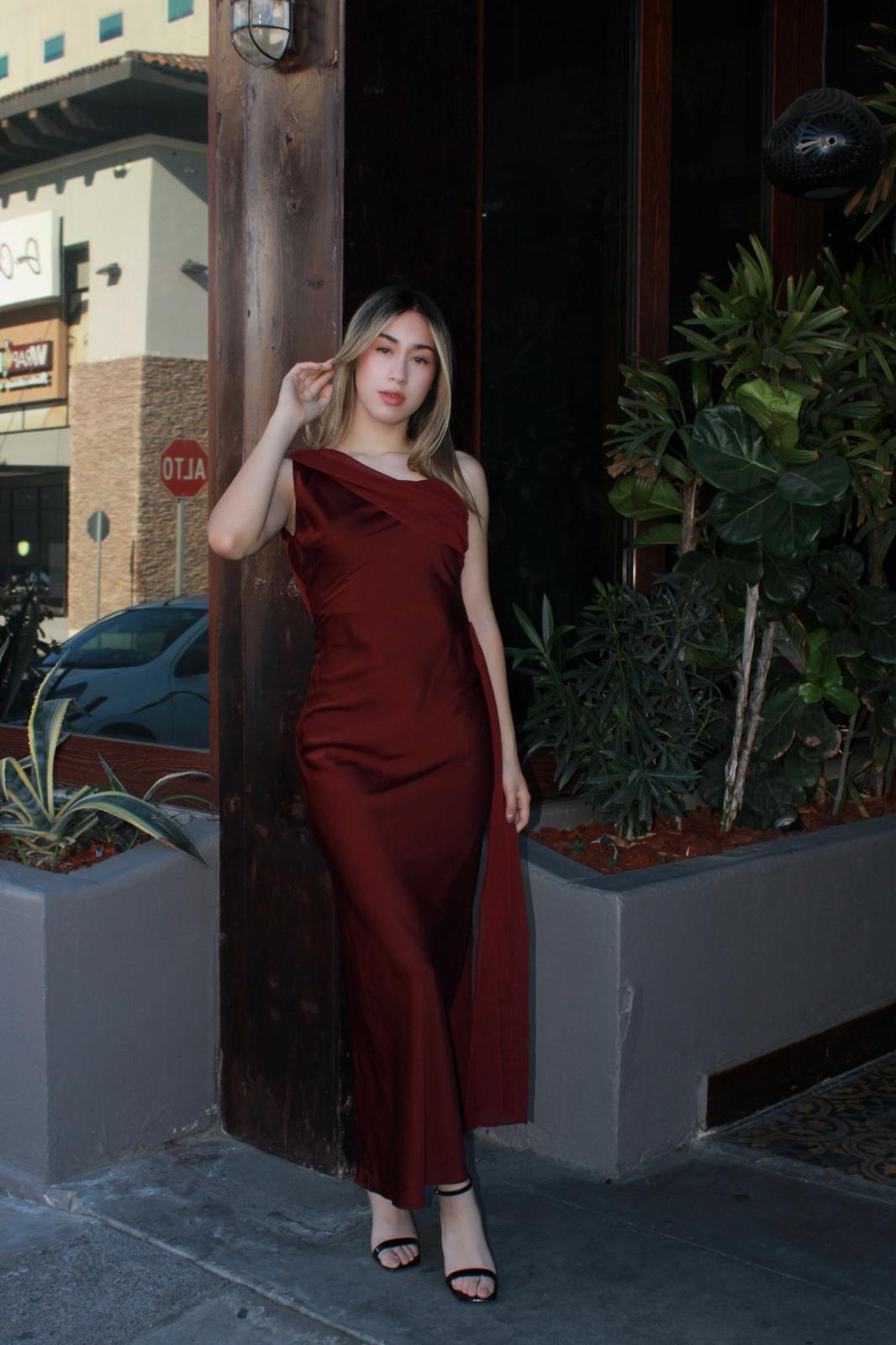 Vestido largo, satín, color, vino espalda #11637￼