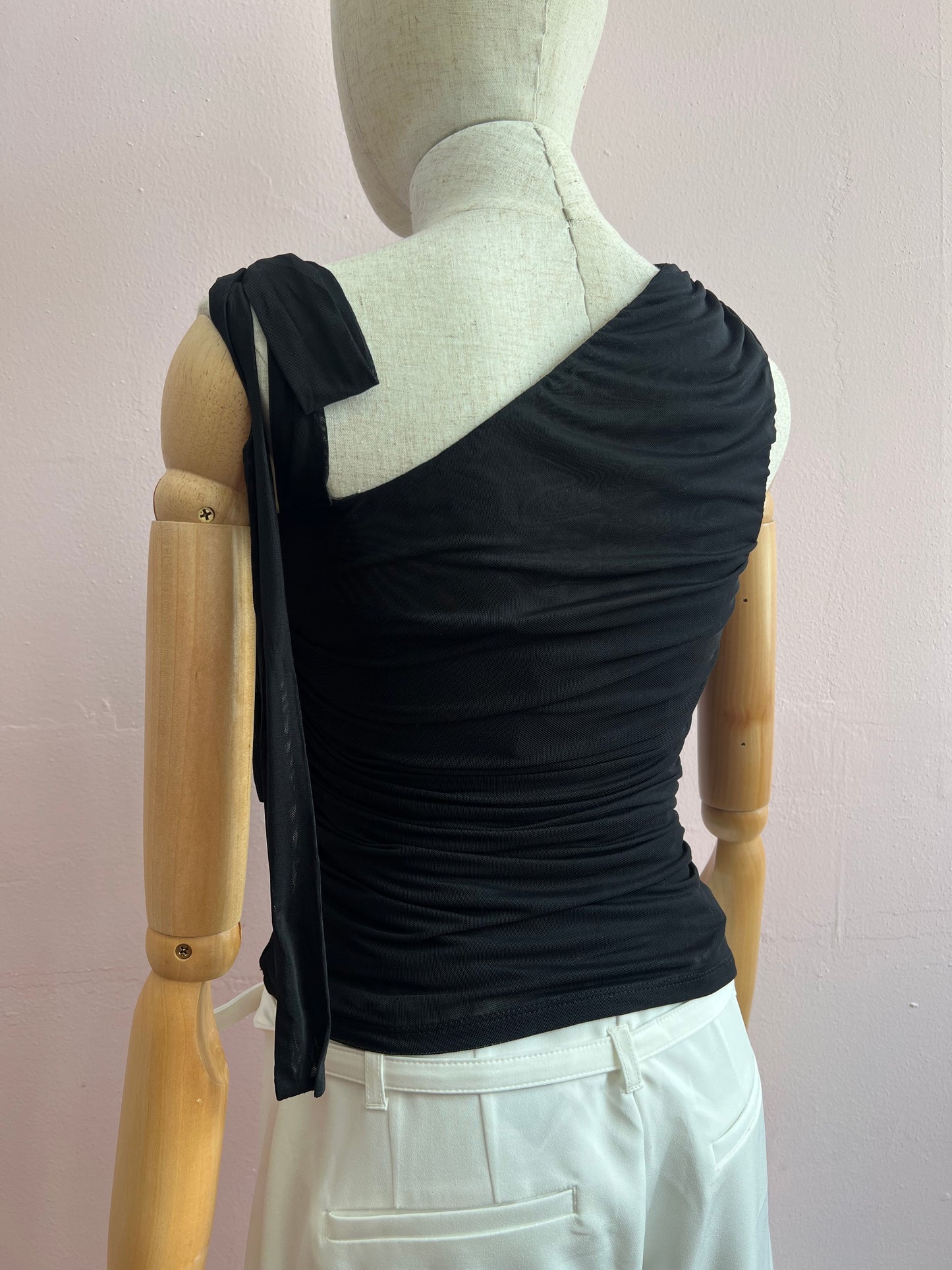 Blusa negra de un hombro #11935￼