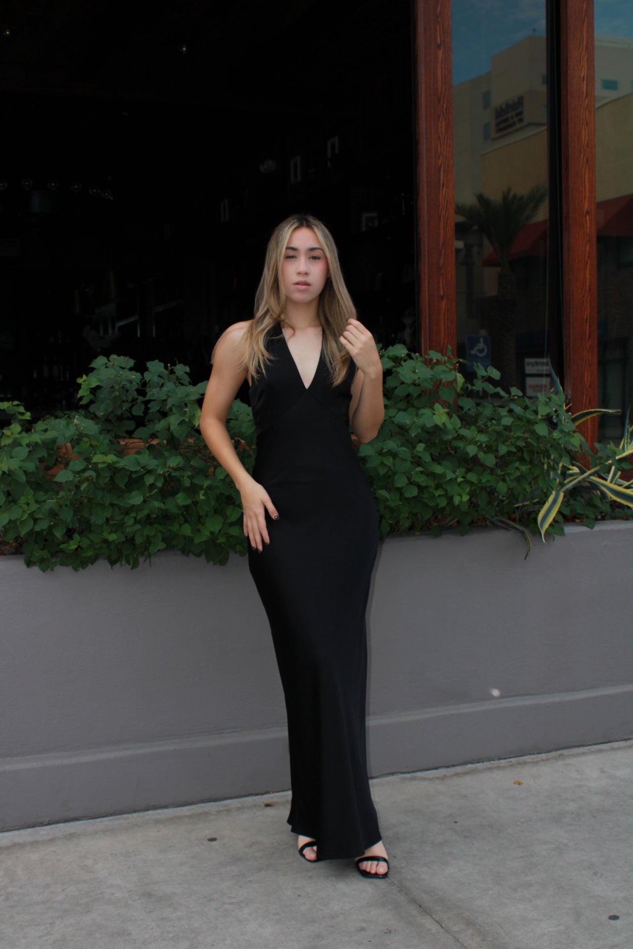 Vestido negro halter satín #11468