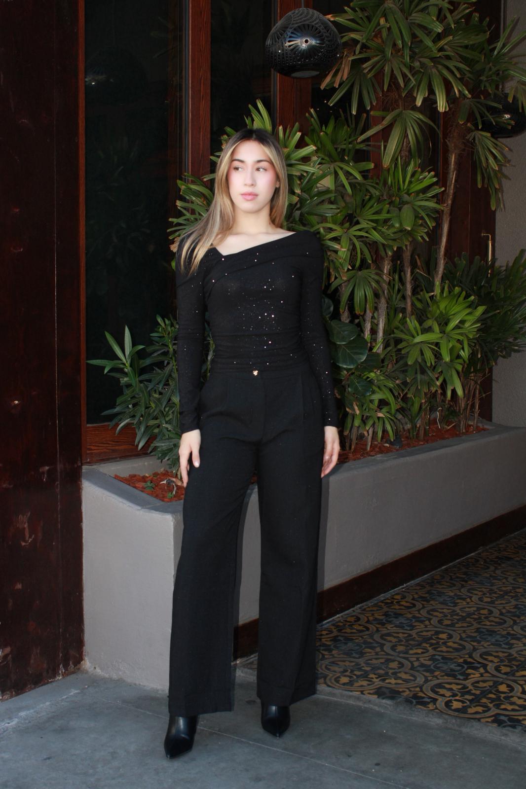 Blusa escote, asimétrico negra, brillosa #11644￼