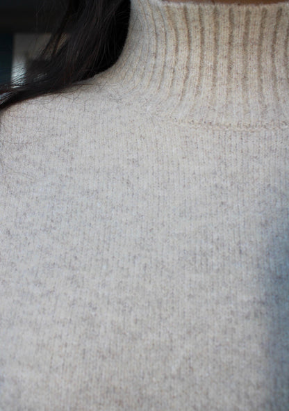 Suéter con cuello color arena #11700