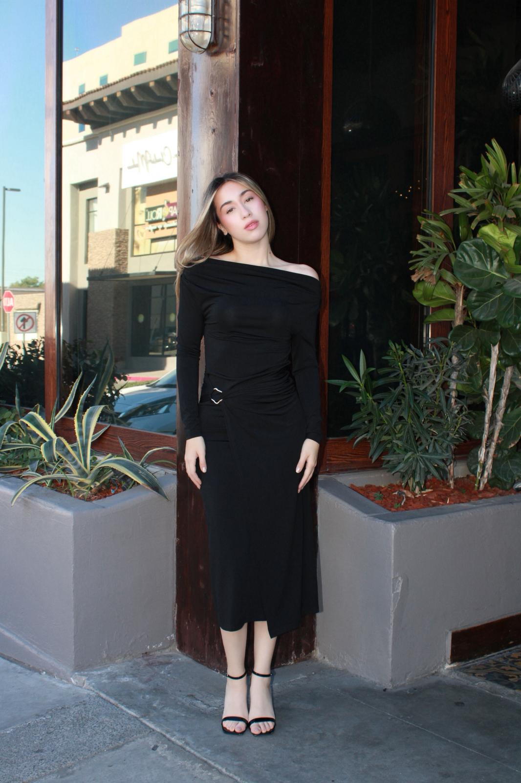 Vestido negro manga larga c metal dorado hombro asimétrico #11621