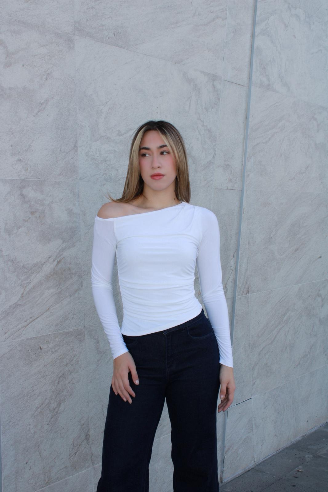Blusa blanca de licra de hombro asimétrico #11584