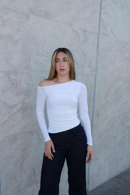Blusa blanca de licra de hombro asimétrico #11584