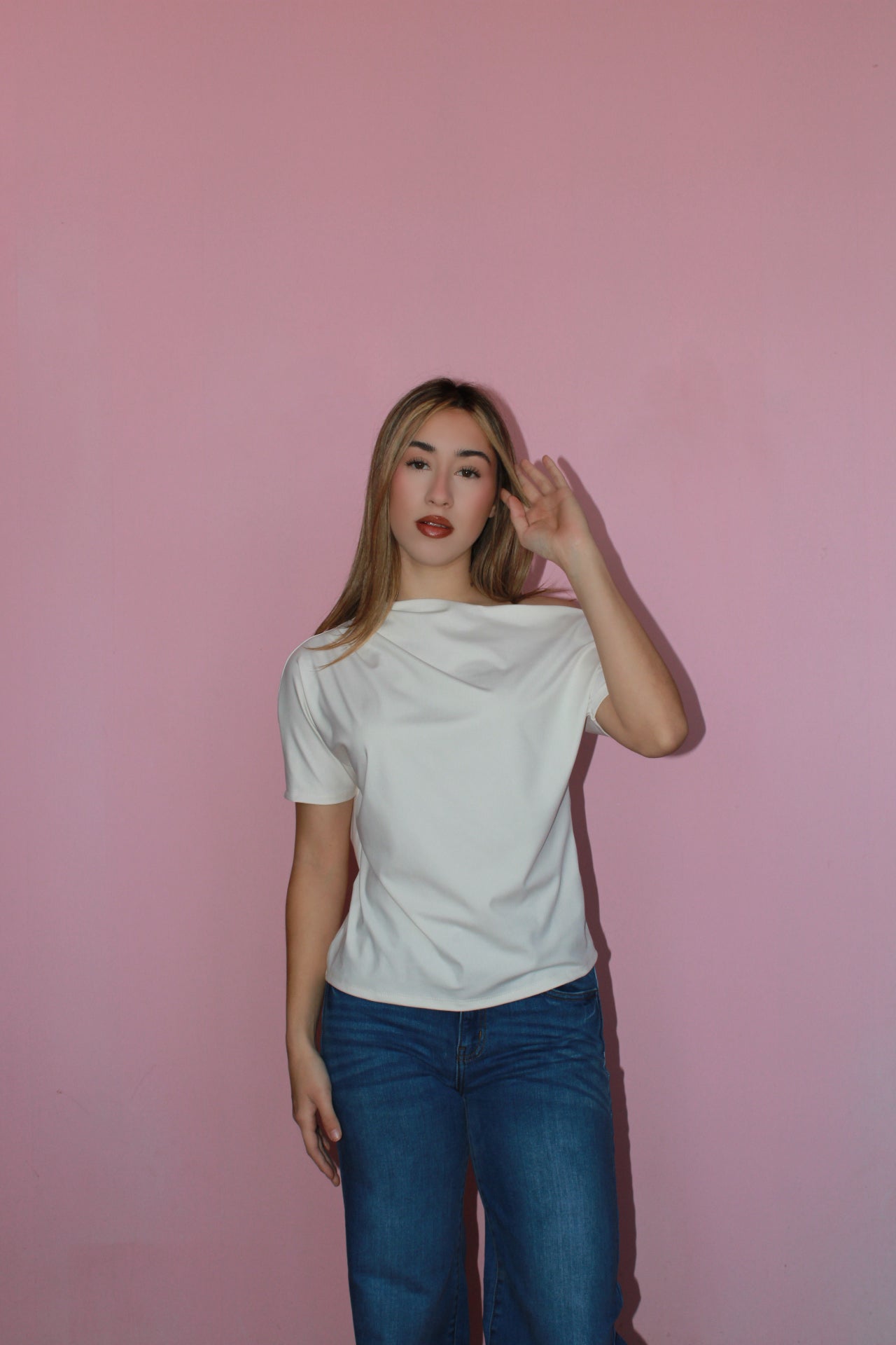 Blusa blanca manga corta hombro asimétrico #11742
