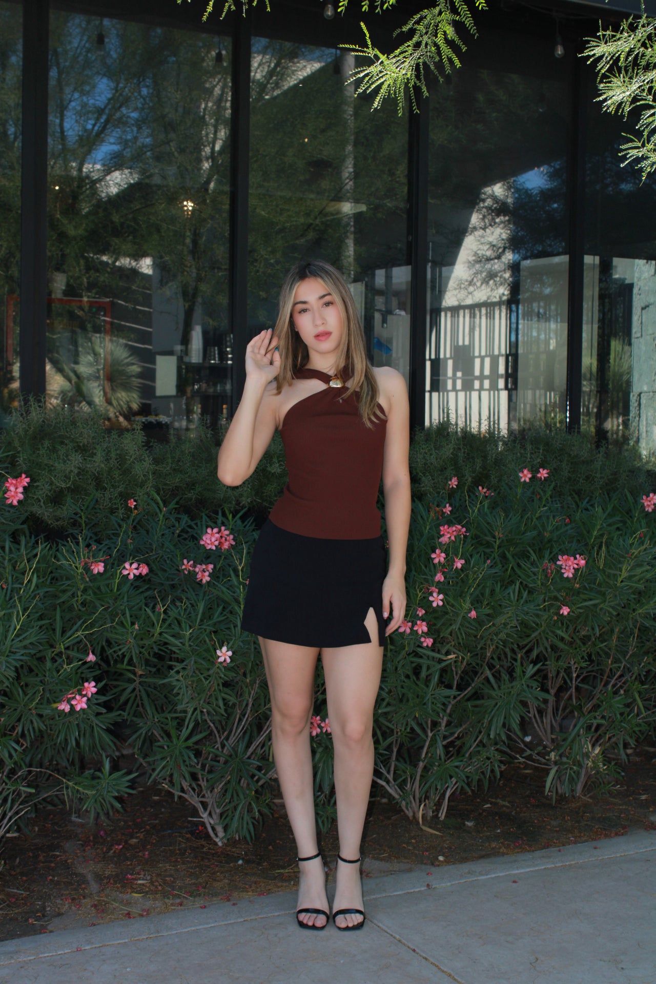 Blusa Halter, café, con detalle dorado #11522￼