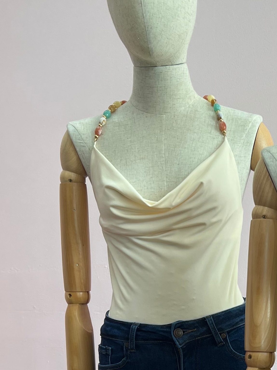 Blusa Ivory con collar de colores #11924￼