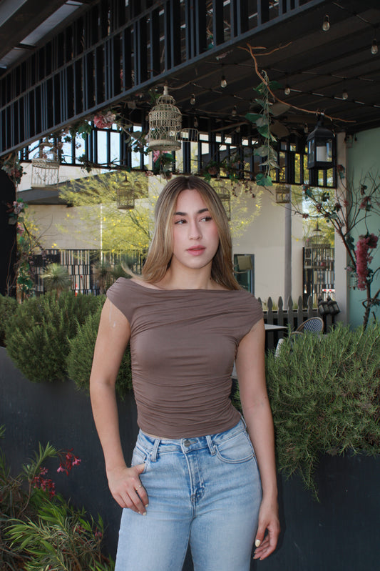 Blusa café de hombros asimétricos #11191
