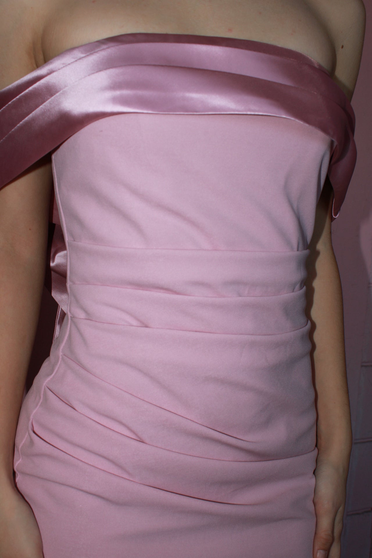 Vestido largo off shoulder rosa c moño atrás #11743