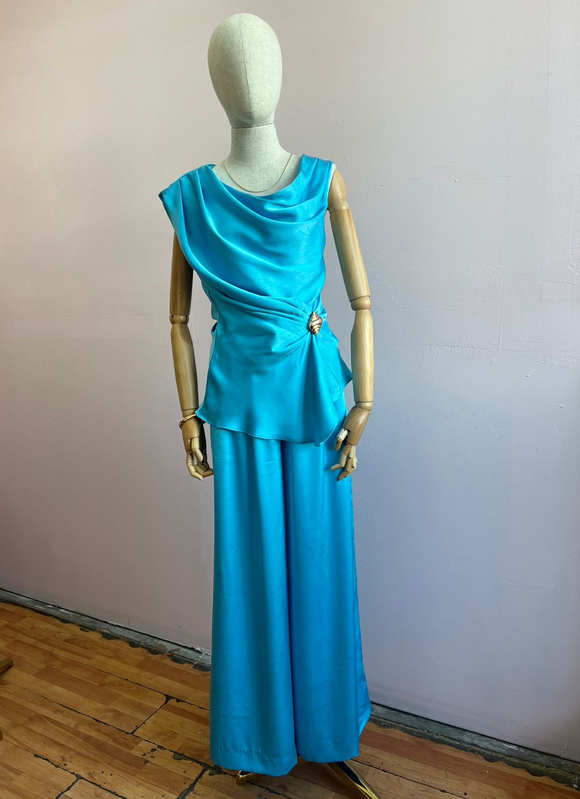 Conjunto azul satinado con detalle dorado #11941￼