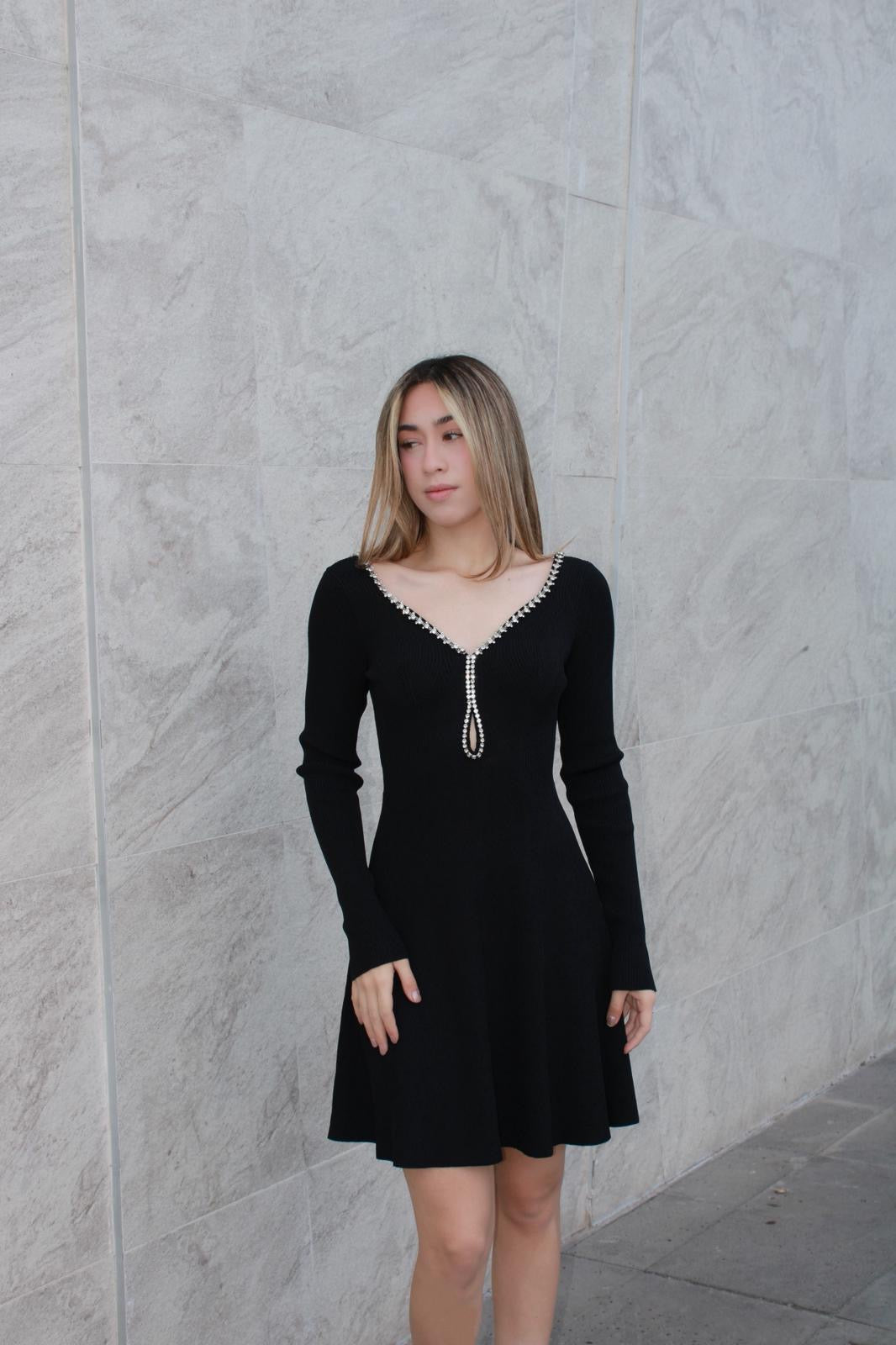 Vestido negro con escote de brillos #11588