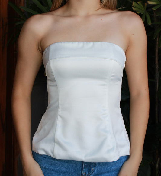 Blusa strapless blanca satinada c moño atrás #11443