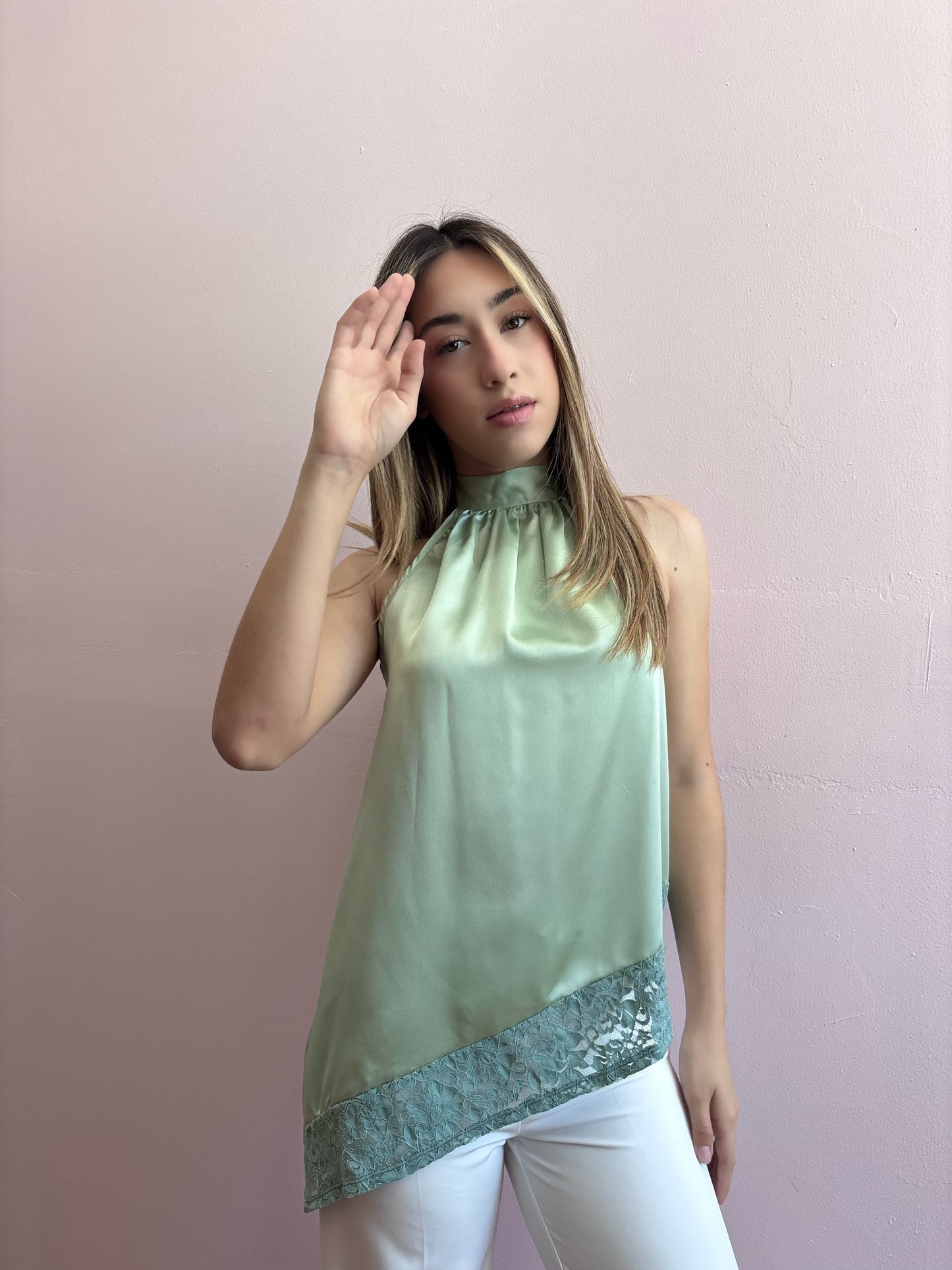Blusa verde pistache con encaje  de tirantes satinado asimétrica #11875￼