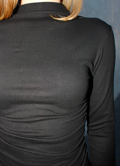Blusa manga larga negra costado drapeado #11590