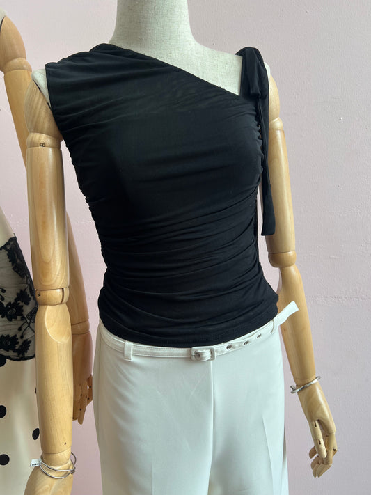 Blusa negra de un hombro #11935￼