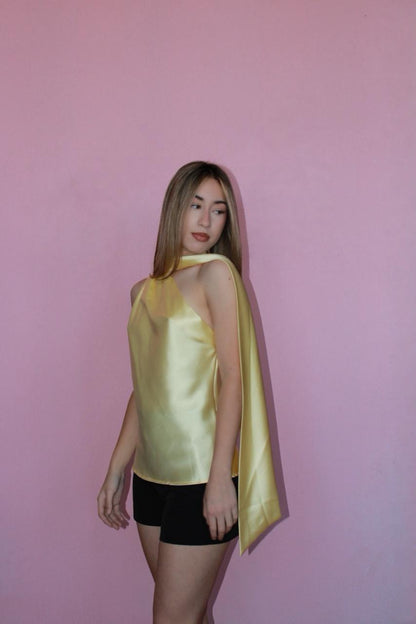 Blusa amarilla, satín Halter con estola. #11744