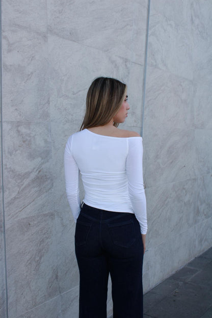 Blusa blanca de licra de hombro asimétrico #11584