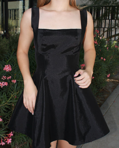 Vestido negro, corto con vuelo. #11526