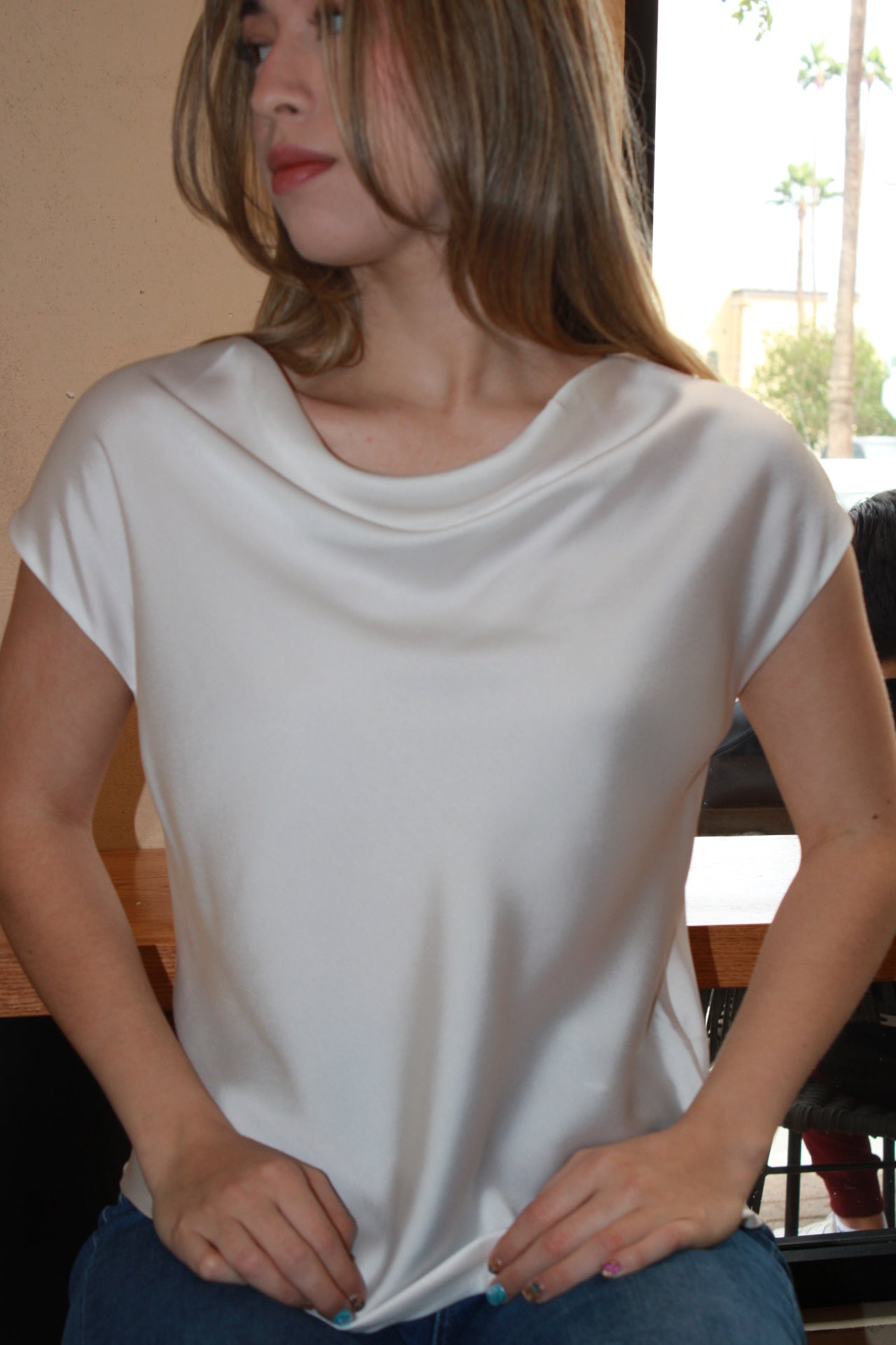 Blusa blanca satinada manga corta #11039