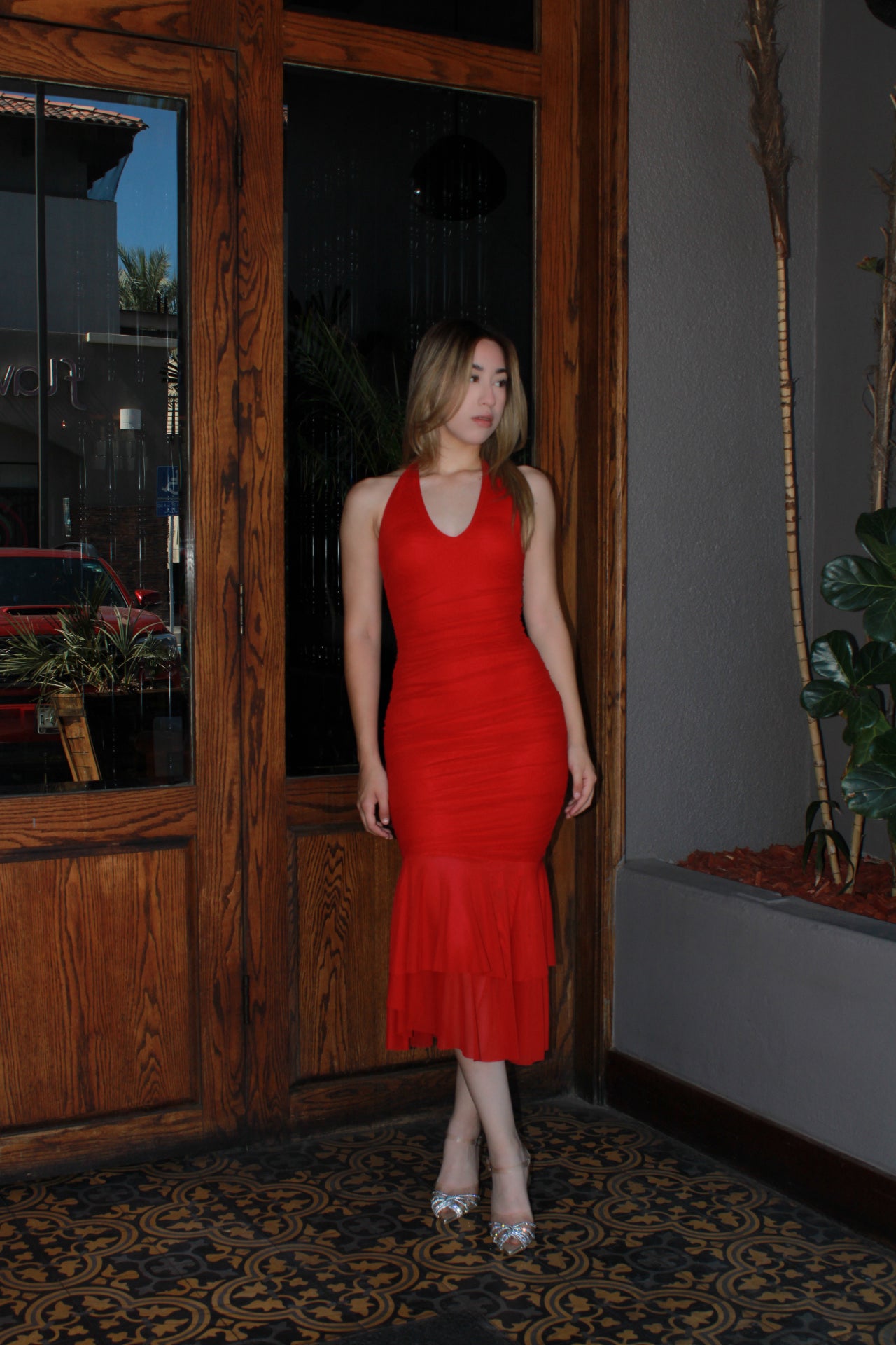 Vestido rojo halter corrugado midi #11310