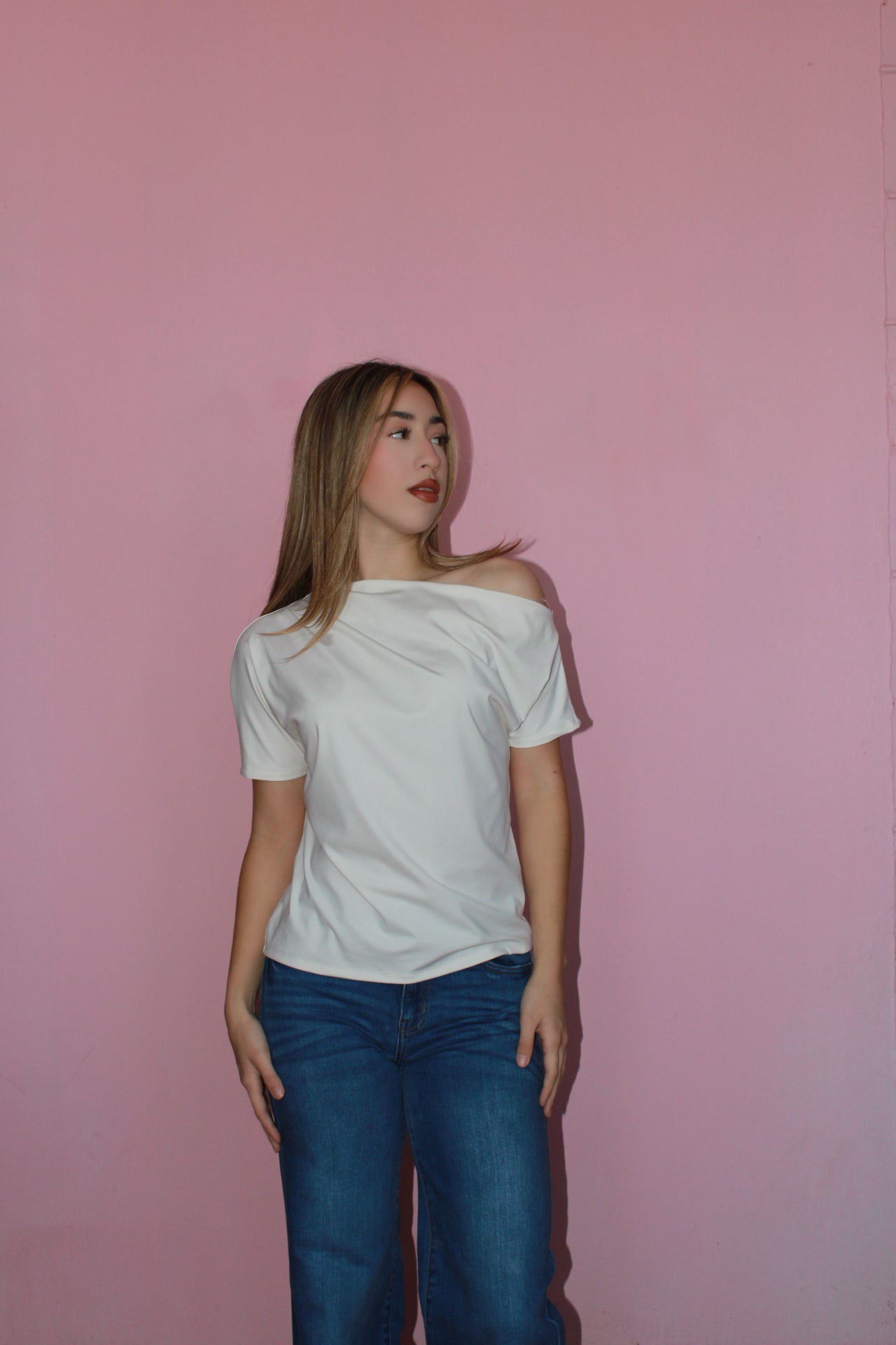 Blusa blanca manga corta hombro asimétrico #11742