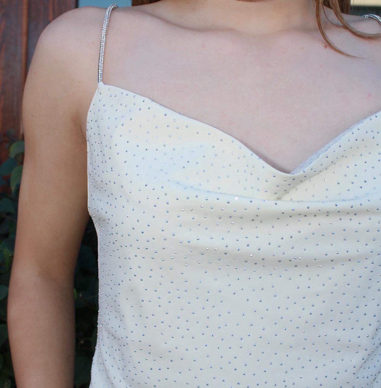 Vestido crema con brillos corto #11623