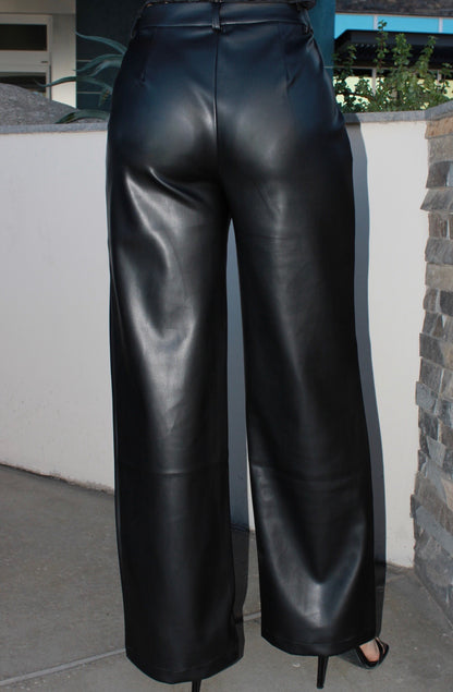 Pantalón Vinipiel negro, recto con botón #11662￼