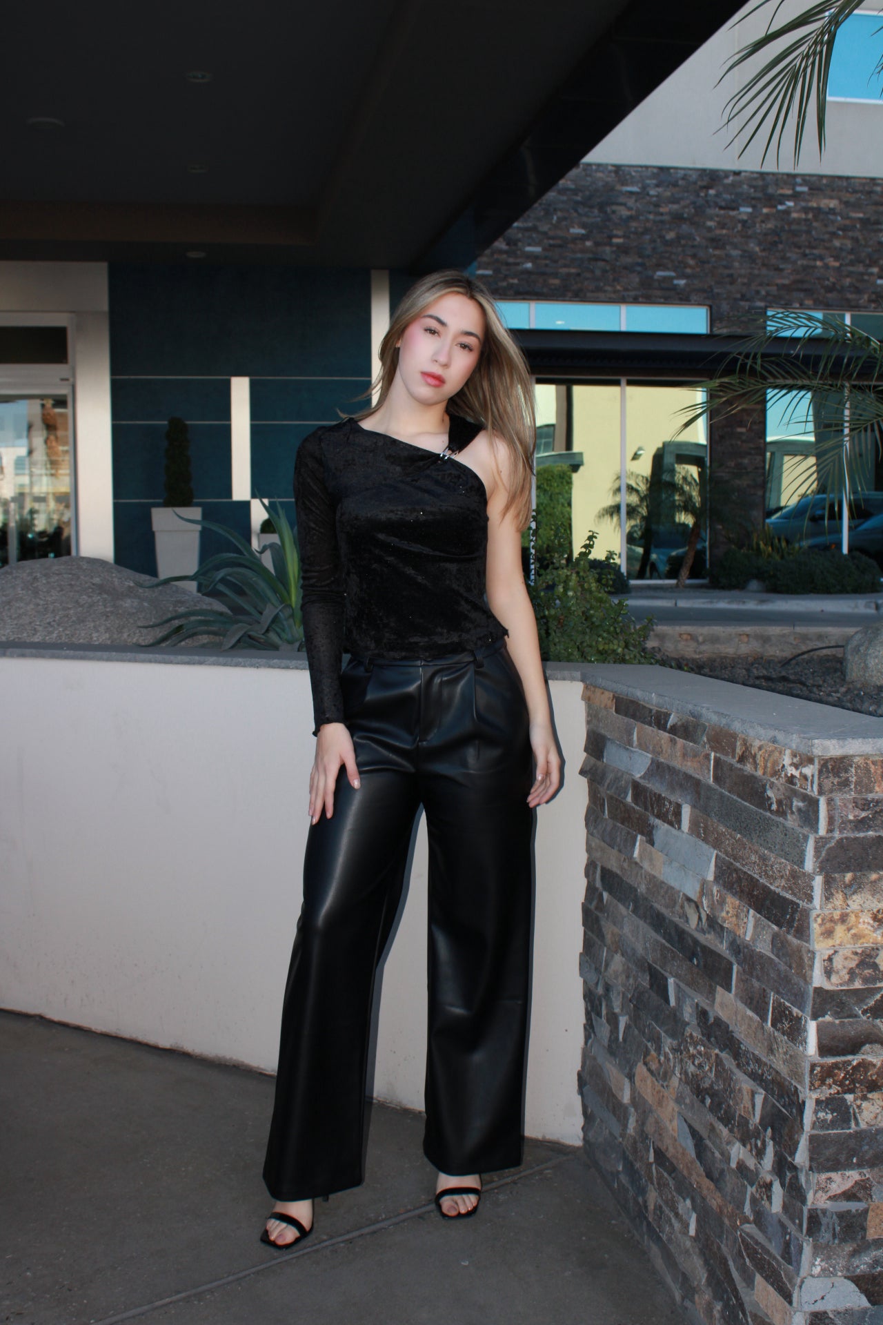 Blusa negra de terciopelo con brillos y una manga #11673￼