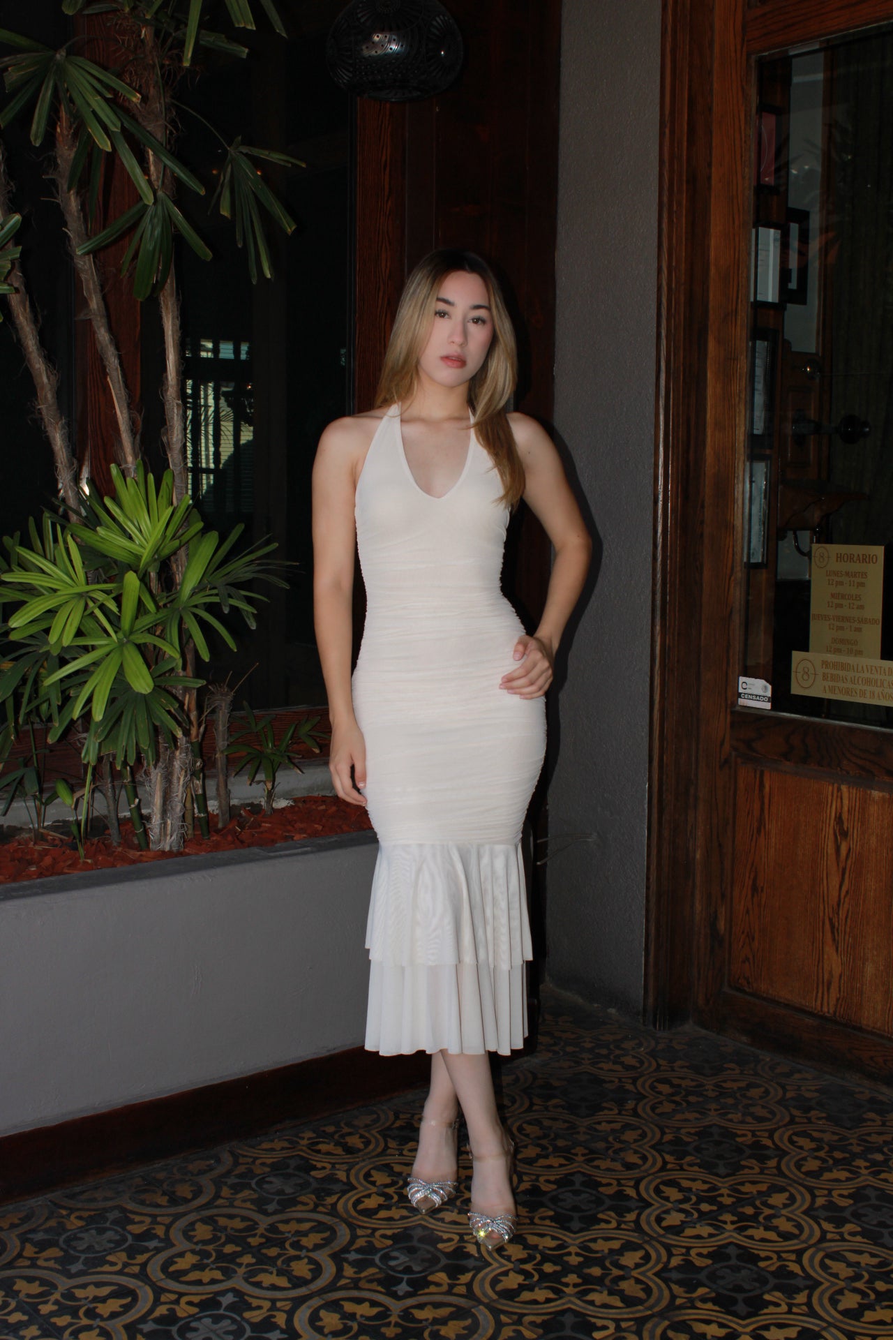 Vestido beige halter corrugado midi #11311