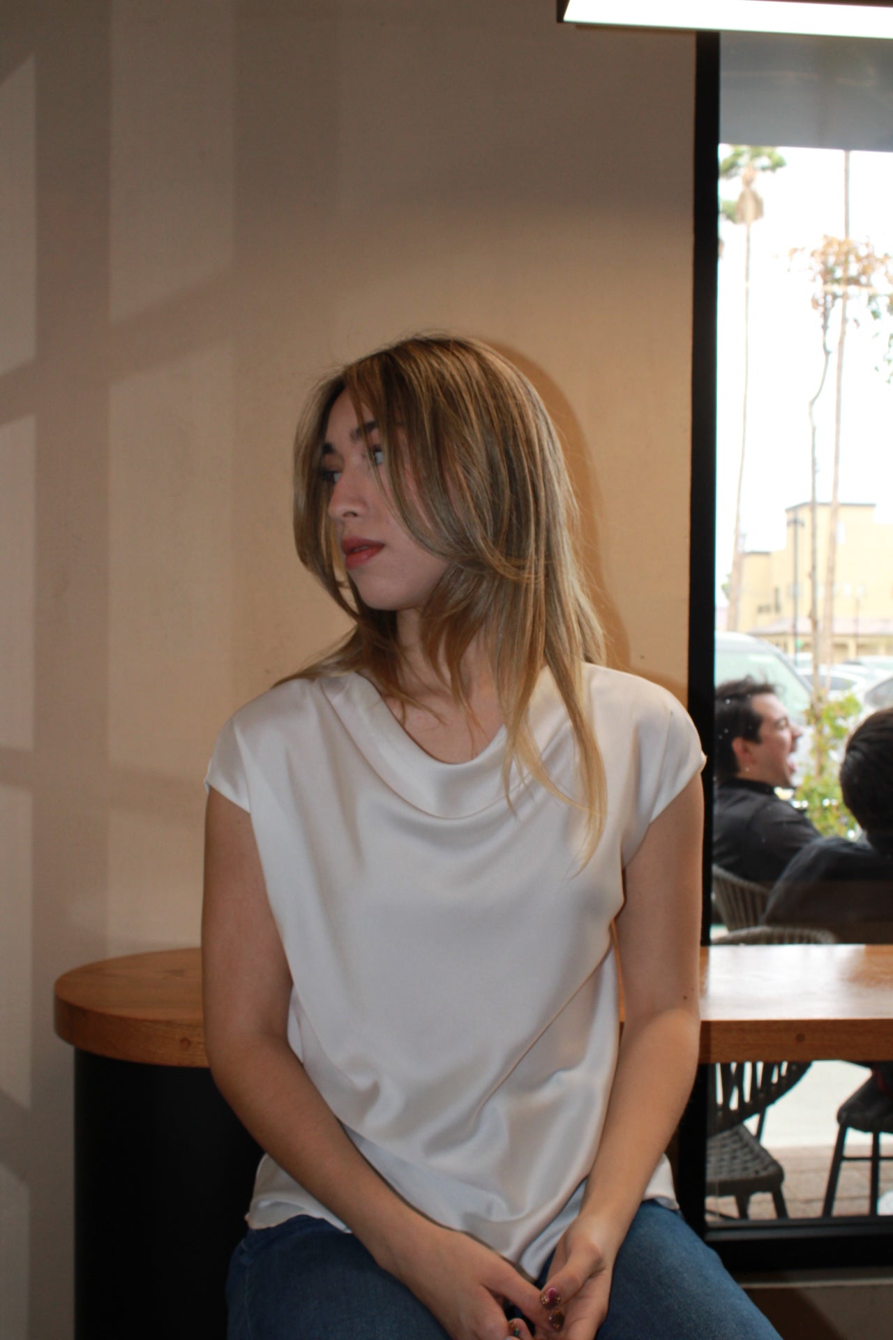 Blusa blanca satinada manga corta #11039