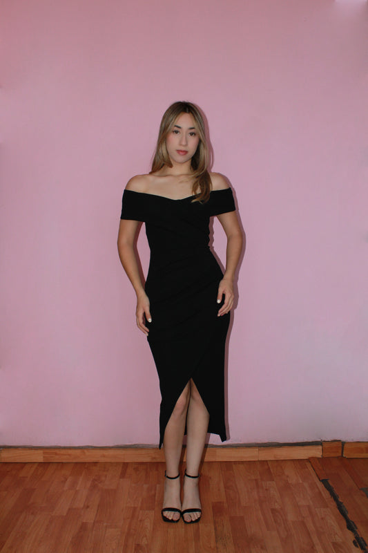 Vestido off shoulder negro midi drapeado d lado #11371