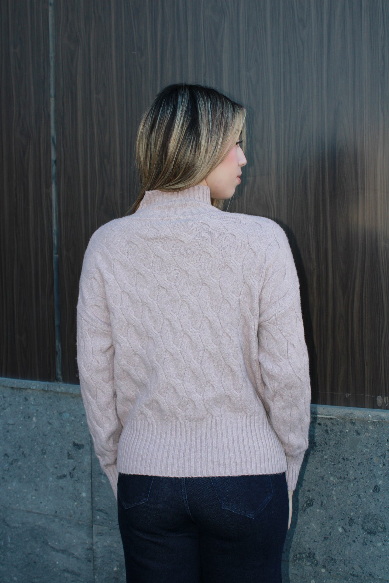 Suéter rosa bajito con cuello largo #11609