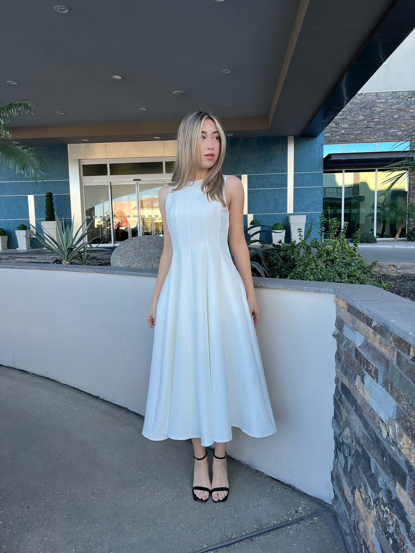 Vestido, Midi, blanco, sin mangas con vuelo #11718￼