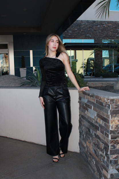 Blusa negra de terciopelo con brillos y una manga #11673￼