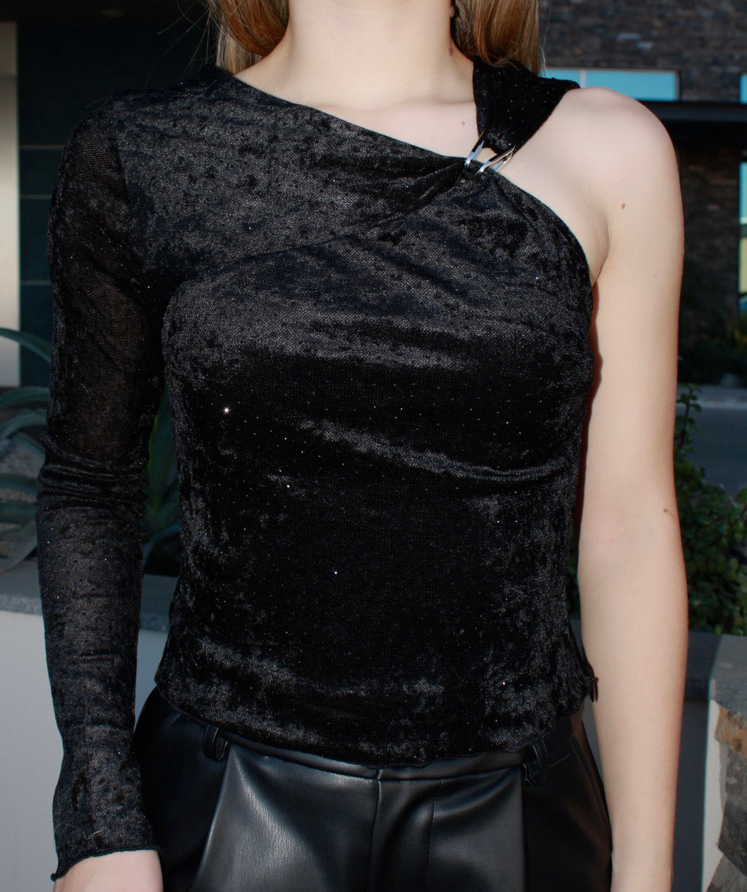 Blusa negra de terciopelo con brillos y una manga #11673￼