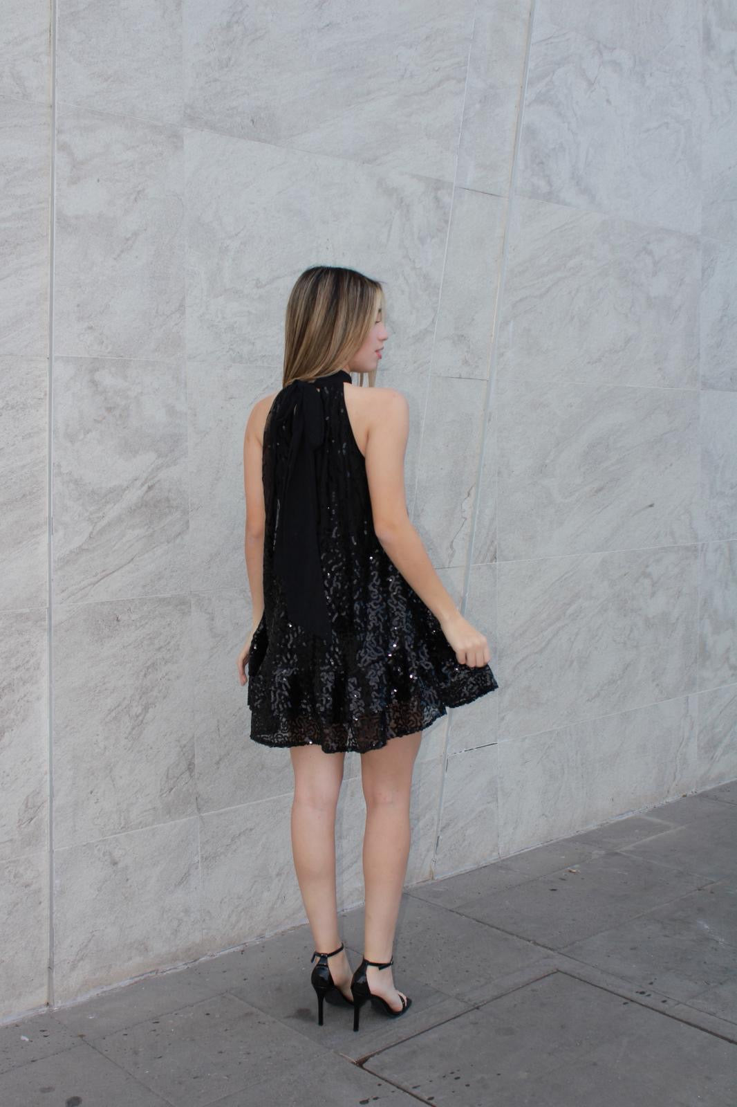 Vestido negro corto halter con lentejuela #11585