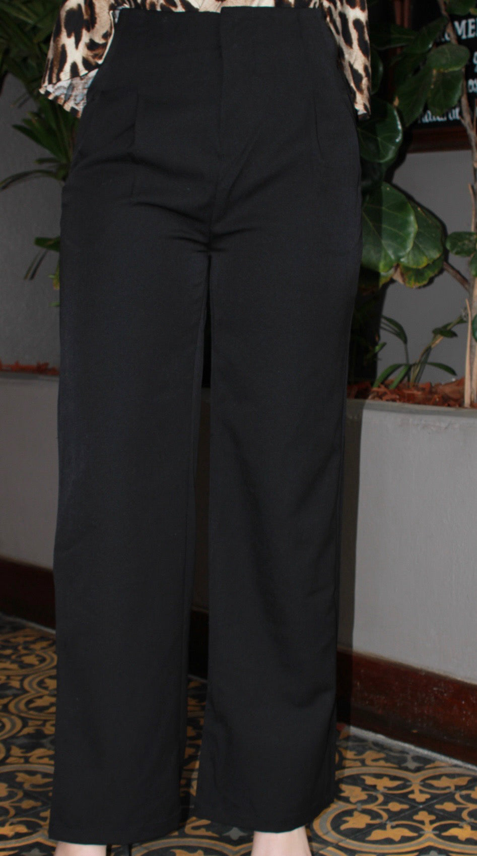 Pantalón negro de vestir. ￼#11492