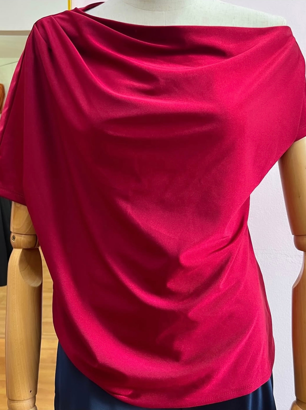 Blusa guinda one shoulder #12008