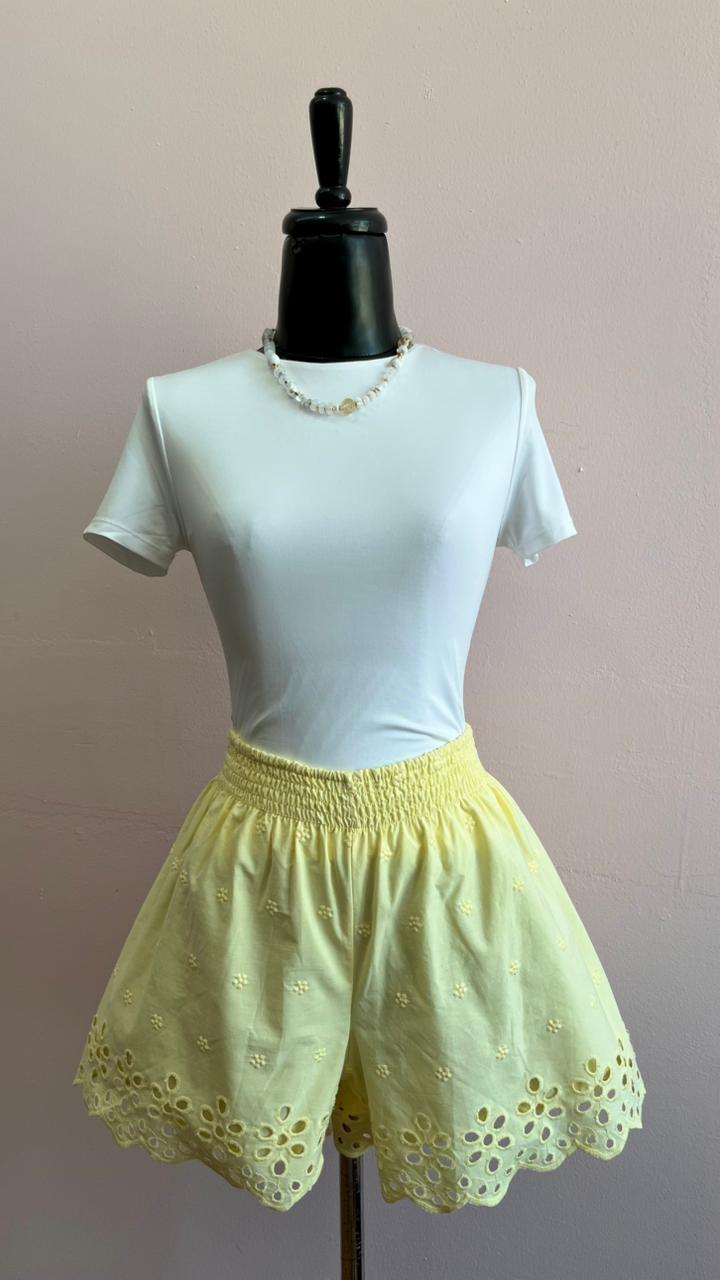 Short amarillo con bordado #11957