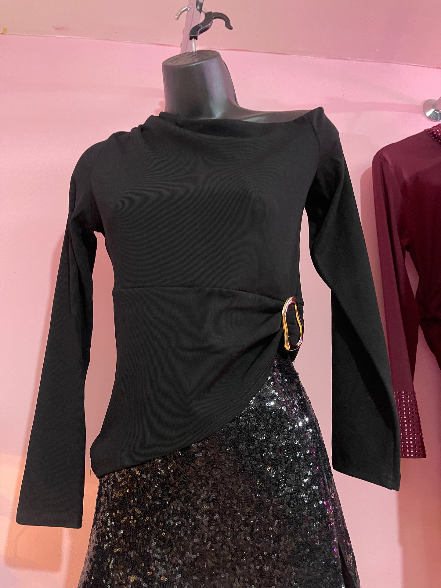 Blusa negra asimétrica con detalle dorado #11669