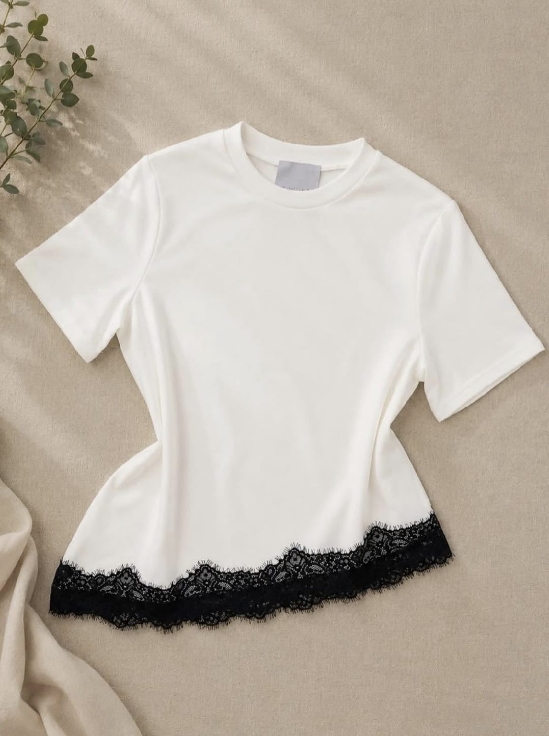 Blusa blanca con encaje asimétrico #11969