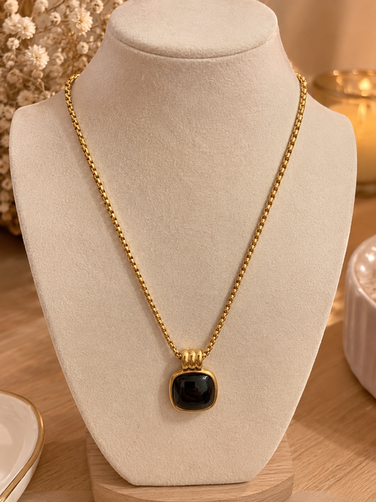 Collar dorado con dije negro,#69A